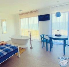 Ванна из литьевого мрамора New Line Sanitary Неона на подиуме 178х88